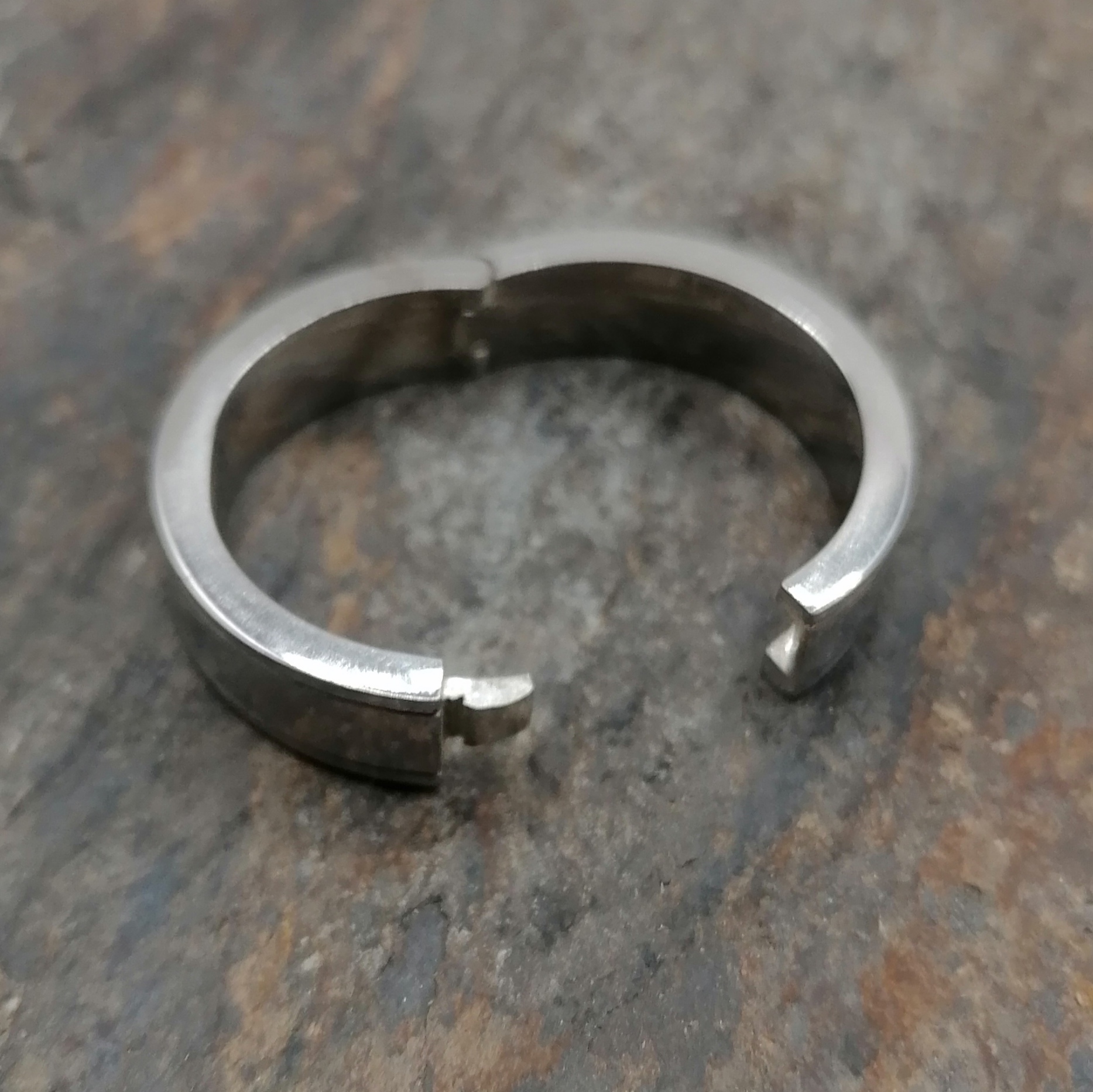 Hinged wedding band