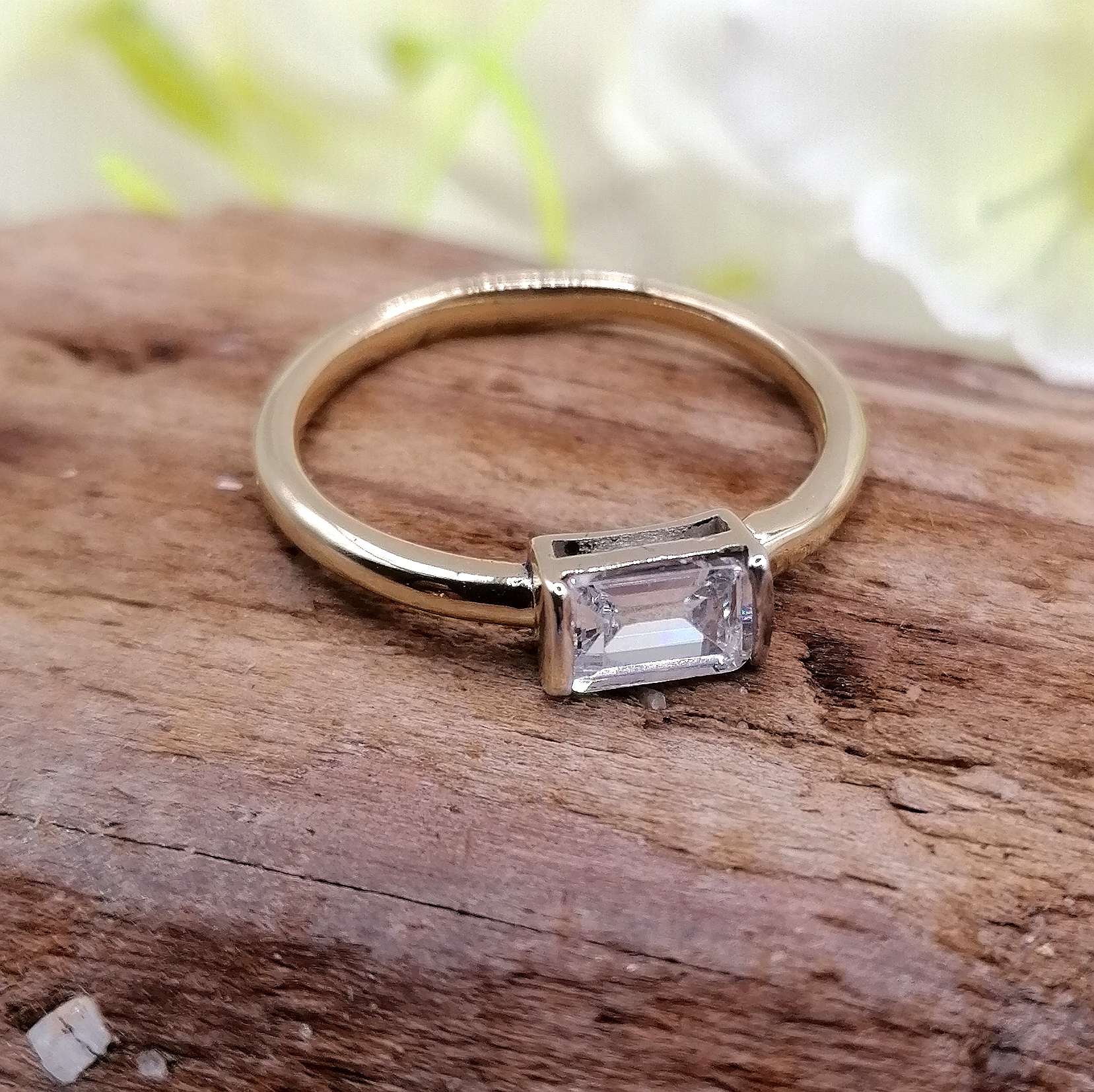 Gold Single stone ring