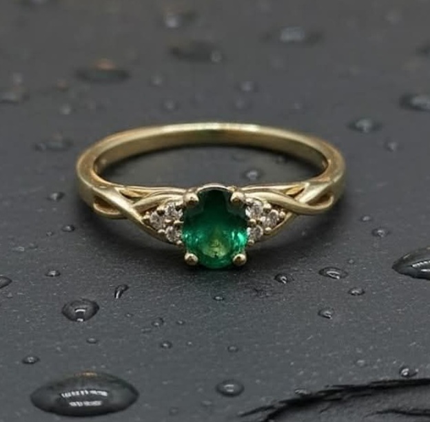 Emerald diamond ring