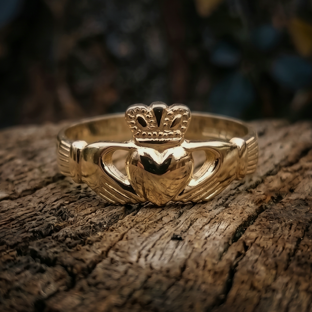Ladies gold Claddagh ring