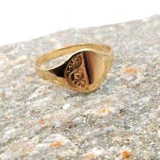 Classic style ladies gold signet ring